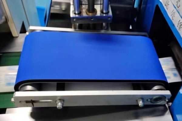 Bande transporteuse en mousse pour système d'étiquetage