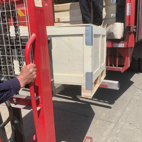 Caricamento del camion con nastro trasportatore per avvolgimento di bobine d'acciaio